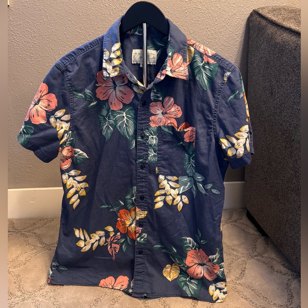 AE Men’s Hawaiian Shirt, Size M